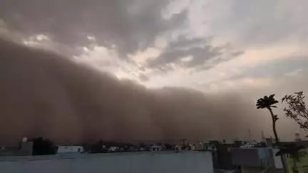 दिल्ली:-आज हरियाणा की ओर से उठी धूल भरी आंधी और दिल्ली धूल से भरा है।
#weather #viral #news