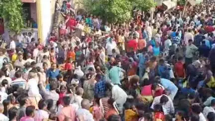 குடியாத்தம்: தந்தை ஜமத்கனி ஆணையால் தாயின் தலையை கொய்த பரசுராமன் நிகழ்வு பக்தர்கள் வெள்ளத்தில் மிதந்து வந்த குடியாத்தம் கெங்கை அம்மன் சிரசு