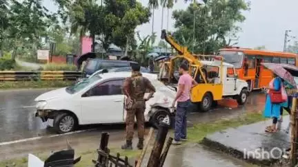 চাবুৱা: চাবুৱাৰ ৩৭ নং ৰাষ্ট্ৰীয় ঘাইপথৰ পেট্ৰল পাম্পৰ সমীপত ভয়ংকৰ পথ দুৰ্ঘটনা সংঘটিত, গুৰুতৰভাৱে আহত চাৰিজন লোক