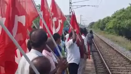 திட்டக்குடி: பெண்ணாடத்தில் பல்லவன் விரைவு ரயில் இன்று முதல் நின்று செல்வதற்கு மார்க்சிஸ்ட் கட்சி வரவேற்று முழக்கம் எழுப்பினார்கள்