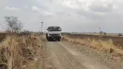 पाटोदा: पवनचक्की कंपनीच्या गाड्यांमुळे शेतीचे मोठ्या प्रमाणात नुकसान, नुकसान न करण्याचे जवळका येथील शेतकऱ्यांची मागणी #Jansamasya