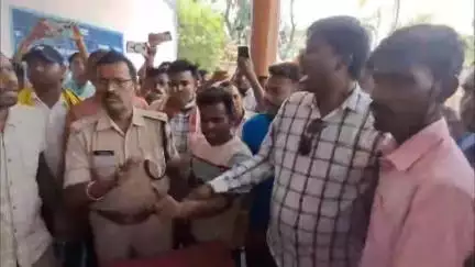 नावाडीह: सिरई गांव निवासी हेमलाल पंडित हत्याकांड को लेकर नावाडीह थाना का घेराव और सड़क जाम, अपराधियों की गिरफ्तारी की मांग