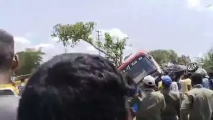 ಕೃಷ್ಣರಾಜನಗರ: ತಾಲ್ಲೂಕಿನ ಮಂಚನಹಳ್ಳಿ ಗ್ರಾಮದಲ್ಲಿ ಕಾರು ಹಾಗೂ ಕೆಎಸ್ಆರ್‌ಟಿಸಿ ಬಸ್ ಮಧ್ಯೆ ಮುಖಾಮುಖಿ ಡಿಕ್ಕಿ, ಕಾರು ಚಾಲಕ ಸ್ಥಳದಲ್ಲೇ ಸಾವು