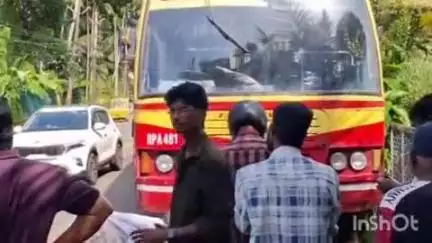 തിരുവല്ല: നെടുമ്പ്രത്ത് നിയന്ത്രണം വിട്ട KSRTC ബസ് പാഞ്ഞുകയറി സൈക്കിളിൽ സഞ്ചരിക്കുകയായിരുന്ന 3 കുട്ടികൾക്ക് പരിക്ക്