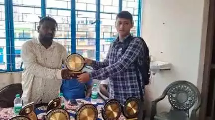 ইলামবাজার: জয়দেব অঞ্চলের মাধ্যমিক ও উচ্চমাধ্যমিক কীর্তি ছাত্র ও ছাত্রীদেরকে জয়দেব সাধারণ গ্রন্থগারের পক্ষ থেকে সংবর্ধনা