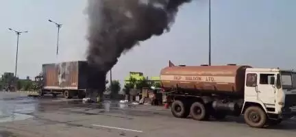 कुलगो टोल प्लाजा के सामने जनरेटर से भरी कंटेनर में अचानक आग लग गई