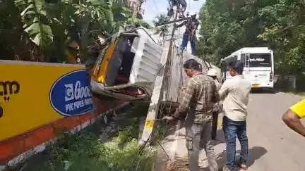 കുന്നത്തൂർ: ഭരണിക്കാവ് പഴയ ബസ് സ്റ്റാൻഡിൽ ടെംപോ വാൻ നിയന്ത്രണം വിട്ട് മറിഞ്ഞ് അപകടം, യാത്രക്കാർക്ക് പരിക്കേറ്റു