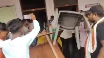 नावाडीह: नावाडीह थाना में हत्याकांड के विरोध में उपद्रवियों ने तोड़फोड़ की, थाने की कई सामग्री क्षतिग्रस्त