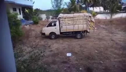 வீரகேரளம்புதூர்: அதிமுக ஆட்சியின் போது வழங்கப்பட்ட மிக்சிகளோடு சுரண்டையில் நின்ற வாகனம் - காவல்துறை, வருவாய்த்துறை விசாரணை