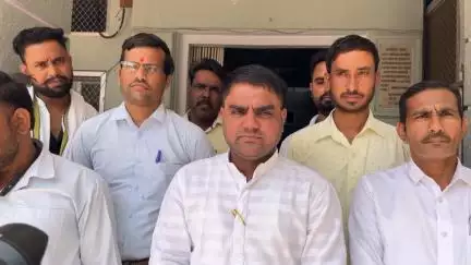 खण्डेला शहर में बिगड़ी सफाई व्यवस्था को सुधारने के लिए जनसेवक किशोर दुल्हेपुरा के नेतृत्व में पार्षदों और शहरवासियों ने ज्ञापन सौंपा।