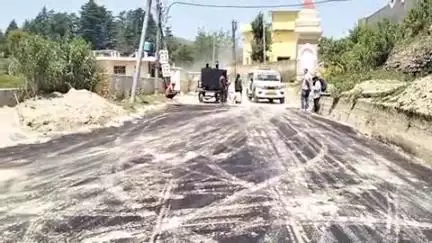 चम्पावत: गोरलचौड़ मार्ग में डामरीकरण का कार्य हुआ शुरू, बीते लम्बे से सड़क खराब होने से आवाजाही में हो रही थी दिक्कत#jansmsya