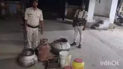 हसपुरा: हसपुरा पुलिस ने चांदी पईन के पास 55 लीटर देसी शराब की ज़ब्त, शराब भट्ठी की ध्वस्त
