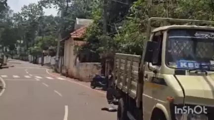 തിരൂരങ്ങാടി: നീരോൽപ്പലം സ്കൂളിന് മുൻവശത്ത് മദ്യലഹരിയിൽ ഡ്രൈവർ ഓടിച്ച പിക്കപ്പ് വാൻ കാറും ഇലക്ട്രിക് പോസ്റ്റും ഇടിച്ച് തകർത്തു