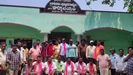 మునగాల: అనర్హులకు ఇందిరమ్మ ఇండ్లు  కేటాయించారని ఆరోపిస్తూ మునగాల తాసిల్దార్ కార్యాలయం ముందు BRS నిరసన