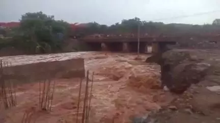 ಸಂಡೂರು: ಧಾರಾಕಾರ ಮಳೆಗೆ ಯಶವಂತನಗರ ರೈಲ್ವೇ ಅಂಡರ್ ಪಾಸ್ ಬಳಿ ಬಾರೀ ನೀರು, ವಾಹನ ಸವಾರರು ಪರದಾಟ