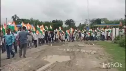 মৰঙী: পোৰাবঙলাৰ ৩৯ নং ৰাষ্ট্ৰীয় ঘাইপথত প্ৰাক্তন সৈনিকক লগত লৈ বিজেপিৰ ত্ৰিৰংগা যাত্ৰা বাহিৰ