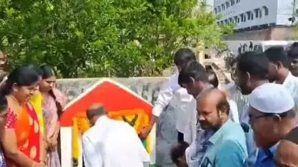 నకిరేకల్: పట్టణంలోని పలు వార్డుల్లో రూ.70 లక్షల వ్యయంతో నిర్మిస్తున్న సీసీ రోడ్ల నిర్మాణానికి శంకుస్థాపన చేసిన ఎమ్మెల్యే వీరేశం