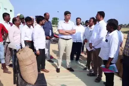 సదాశివనగర్: అడ్లూరు ఎల్లారెడ్డి గ్రామంలోని వరి ధాన్య కొనుగోలు కేంద్రాన్ని సందర్శించిన జిల్లా కలెక్టర్ ఆశిష్ సంగ్వాన్