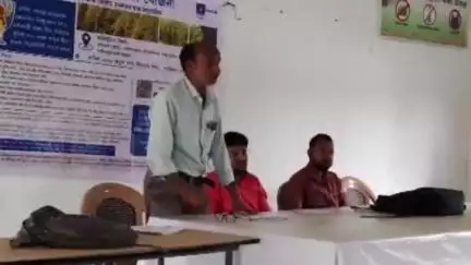 লক্ষীপুৰ: কুমৰী গাওঁপঞ্চায়তৰ কাৰ্যালয়ত  খাৰিফ শস্য, মৰাপাট, মাটি মাহ আৰু শালি ধানৰ ফচল বীমাকৰণ সভাত ৰাজ্যিক সমন্বয়কৰ অংশগ্ৰহণ