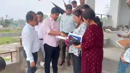 নাহৰকটীয়া: নাহৰকটীয়াৰ নিৰ্মীয়মান মিনি ষ্টেডিয়াম পৰিদৰ্শন কৰে বিধায়ক তৰংগ গগৈ আৰু ডিব্ৰুগড় জিলা আয়ুক্ত‌ই