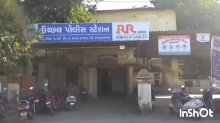 ઉચ્છલ: ઉચ્છલ પોલીસે નવાપુર રોડ નજીકથી એક ઈસમને વિદેશી દારૂ સાથે ઝડપી લીધો.