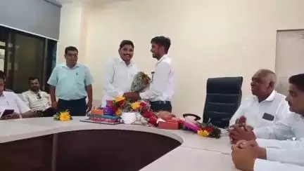 તિલકવાડા: તાલુકા વિકાસ અધિકારી અતુલભાઈ રાઠવા ની બદલી થતાં તાલુકા પંચાયત ખાતે વિદાય સમારંભ યોજાયો
