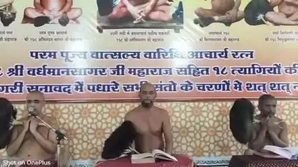 सनावद: मुनि संघ के सानिध्य में सनावद के पार्श्वनाथ बड़े जैन मंदिर में सामूहिक श्रीजी का अभिषेक