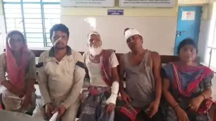 ইটাহার: ইটাহারের সন্তোষপুর এলাকায় কদম গাছ কাটাকে কেন্দ্র করে দুই প্রতিবেশীর মারপিটে গুরুতর জখম একই পরিবারের ৬ জন