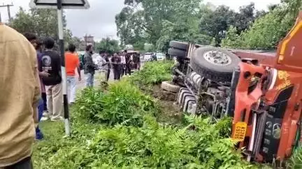 বিহপুৰীয়া: লালুকত পথ দুৰ্ঘটনা, নিয়ন্ত্ৰণ হেৰুৱাই পথৰ কাষত বাগৰিল এখন ট্ৰাক, সামান্য পৰিমাণে আঘাতপ্ৰাপ্ত হয় চালক
