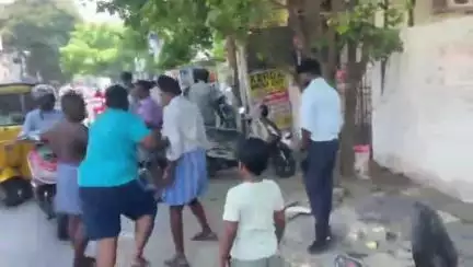 எழும்பூர்: மாமூல் கேட்டு கவுன்சிலர் அட்டூழியம் - சூளைமேடு நெடுஞ்சாலையில் தள்ளுவண்டி கடை உரிமையாளர் பெட்ரோல் கேனுடன் தற்கொலை மிரட்டல்