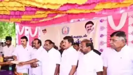 பெருந்துறை: திருவாச்சி பகுதியில் நடைபெற்ற மக்களுடன் முதல்வர் நிகழ்ச்சியில் நலத்திட்ட உதவிகளை அமைச்சர் முத்துசாமி வழங்கினார்