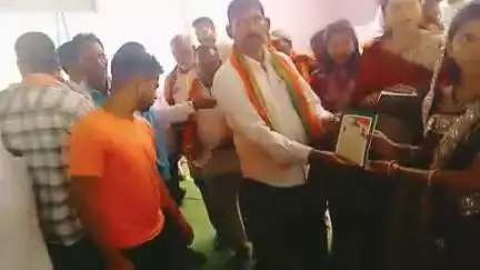 आज  हमारे गांव में सुशाहन तिहार योजना के तहत  निशुल्क राशन कार्ड वितरित किया गया