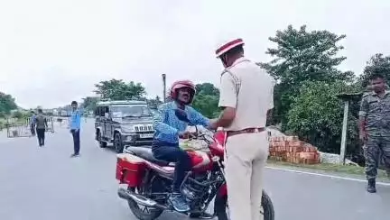 তুফানগঞ্জ ২: পথ নিরাপত্তা বিষয়ে সাধারণ মানুষকে সচেতনতা বাড়াতে ভাঙ্গা পাকরী এলাকায় সেভ ড্রাইভ সেভ লাইফ কর্মসূচি অনুষ্ঠিত হলো