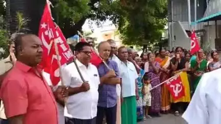 திருப்பூர் வடக்கு: அனுப்பர்பாளையம் புதூர் கருப்பராயன் கோவில் வீதியில் மார்க்சிஸ்ட் கம்யூனிஸ்ட் கட்சி சார்பில் ஆர்ப்பாட்டம் நடைபெற்றது