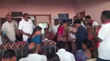 பவானி: ஓடத்துறை கவுந்தப்பாடி சலங்க பாளையம் உள்ளிட்ட பல்வேறு பகுதிகளில் எம்பி மக்கள் குறைகளை கேட்டறிந்தார்