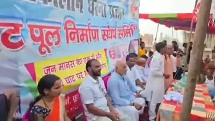 सुप्पी: अख्ता घाट पर पुल निर्माण की मांग को लेकर अनिश्चितकालीन धरना जारी, प्रदर्शनकारियों ने जमकर किया विरोध