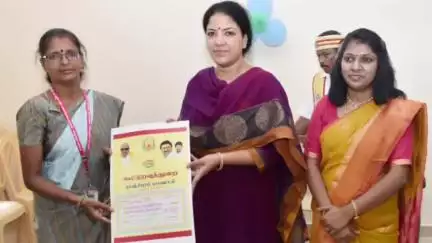 வாலாஜாபாத்: வில்லிவலம் ஊராட்சியில் கூட்டுறவு கடன் சங்கம் மூலம் சுயதொழில் தொடங்க கடன் உதவி காசோலை மாவட்ட ஆட்சியர் வழங்கினார்