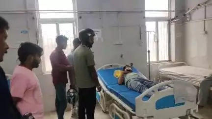 पेशरार: मनहो गांव के पास पेड़ से टकराई अनियंत्रित बाइक, तीन लोग गंभीर रूप से घायल