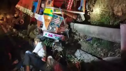 ಗುರುಮಿಟ್ಕಲ್: ಧರ್ಮಪುರ ಬಳಿ ಘಾಟ್‌ನಲ್ಲಿ ಬಂಡೆ ತುಂಬಿಕೊಂಡು ಹೊರಟಿದ್ದ ಲಾರಿ ಅಪಘಾತ, ಚಾಲಕನಿಗೆ ಗಂಭೀರ ಗಾಯ