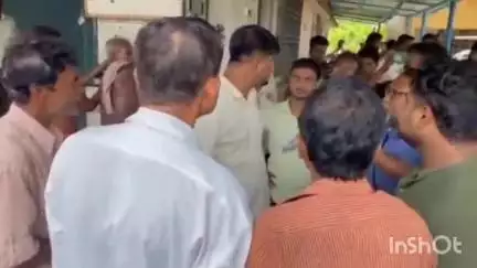 খণ্ডঘোষ: খণ্ডঘোষে ইলেকট্রিক অফিসে কৃষকদের বিক্ষোভের পর সমস্যার সমাধানের আশ্বাস এসআই এর