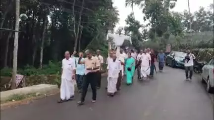 തൊടുപുഴ: നാരങ്ങാനത്തെ കുരിശ് വിവാദം, തൊമ്മൻകുത്തിൽ വിശ്വാസികൾ വനം വകുപ്പ് മന്ത്രിയുടെ കോലം കത്തിച്ചു