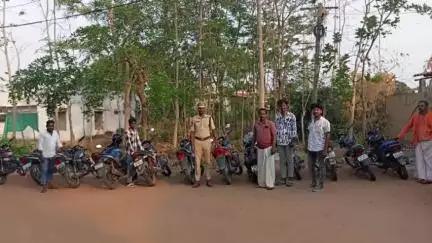 వీణవంక: రెడ్డిపల్లి గ్రామంలో ట్రైనీ SI సాయి కృష్ణ ఆధ్వర్యంలో వాహనాల తనిఖీలు, నెంబర్ ప్లేట్ లేని 16 వాహనాల సీజ్
