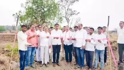 सिंदखेड राजा: विझोरा येथे आमदार मनोज कायंदे यांच्या हस्ते शेत रस्त्याचे लोकार्पण