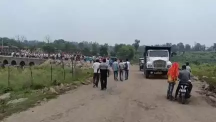 রানিগঞ্জ: রাজ্যে শাসকদলে পতাকা নিয়ে  জরাজীর্ণ ব্রিজের ওপর দিয়ে ভারী বালি বোঝাই গাড়ি আটকে বিক্ষোভ  তিরাট হাড়াভাঙ্গা বাসিন্দারা