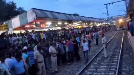 সোনারপুর: সোনারপুর স্টেশনে ট্রেন অবরোধ নিত্যাত্রীদের, ডাউন ডায়মন্ড হারবারের সময়বদলের দাবিতে #jansamasya