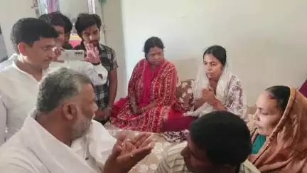 बड़हरिया: वसिलपुर गांव पहुंच शहीद रामबाबू सिंह के परिजनों से मिलकर पूर्णिया सांसद पप्पू यादव ने दी सांत्वना