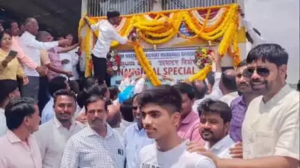 ಯಲಬರ್ಗ: ಪಟ್ಟಣದಲ್ಲಿನ ರೈಲು ನಿಲ್ದಾಣಕ್ಕೆ ಮೊದಲ ಬಾರಿಗೆ ರೈಲು ಬರುವ ಮೂಲಕ  ಮೂರು ದಶಕದ ಕನಸು ನನಸು