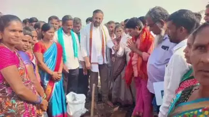 తాడ్వాయి: ఎర్ర పహాడ్ గ్రామంలో ఇందిరమ్మ ఇండ్ల నిర్మాణానికి భూమి పూజ చేసిన ఎల్లారెడ్డి ఎమ్మెల్యే మదన్మోహన్