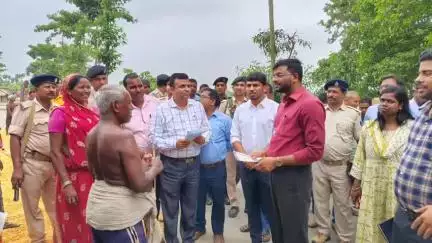 कुरसाकांटा: जिलाधिकारी अनिल कुमार ने कुर्साकांटा प्रखंड का निरीक्षण किया, जर्जर पुल का लिया जायजा