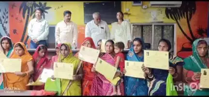 मटिहानी: सामुदायिक भवन सभागार में लाभुकों को बासगीत का पर्चा दिया गया